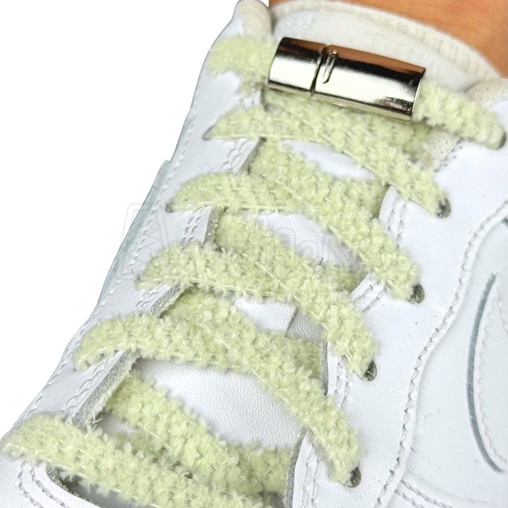 Elastische veters zonder strikken fluffy 7mm magnetische sluiting lichtgroen geregen in witte Nike Air Force 1