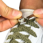 Elastische veters zonder strikken fluffy 7mm magnetische sluiting mosgroen detailfoto van hoe de sluiting werkt