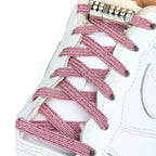 Elastische veters zonder strikken glitter 6mm bling magnetische sluiting roze geregen in witte Nike Air Force 1