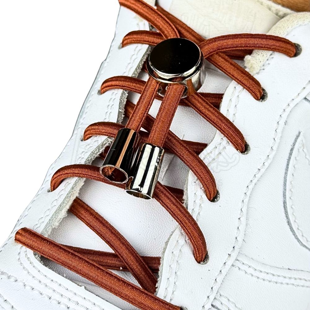 Elastische veters zonder strikken ovaal 4mm luxe lock bruin geregen in witte Nike Air Force 1