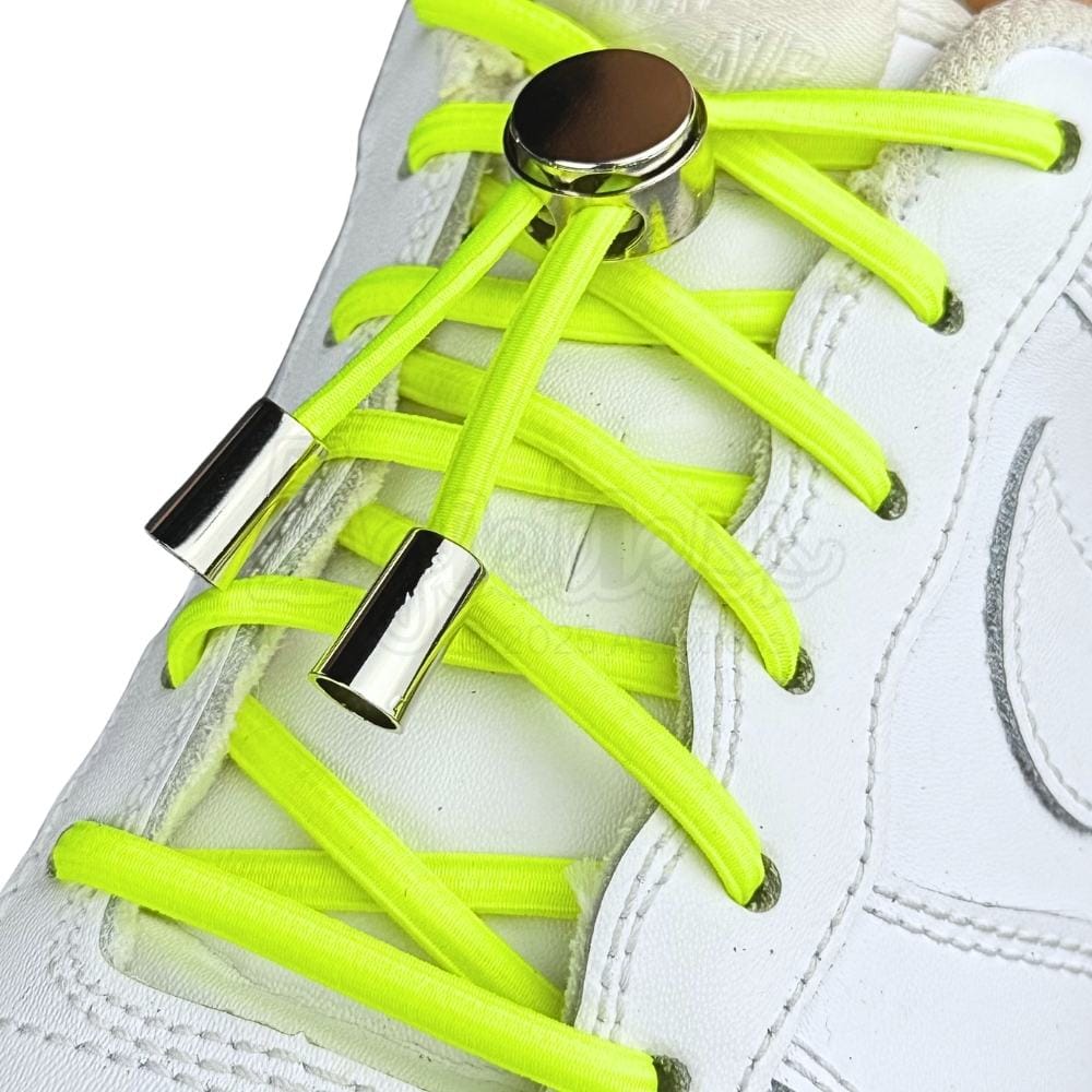 Elastische veters zonder strikken ovaal 4mm luxe lock fluorescerend groen geregen in witte Nike Air Force 1