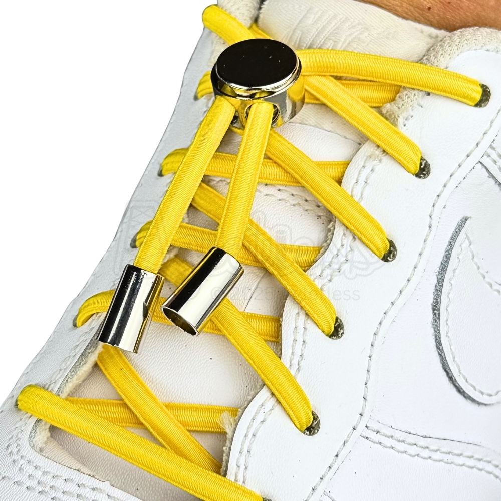 Elastische veters zonder strikken ovaal 4mm luxe lock geel geregen in witte Nike Air Force 1