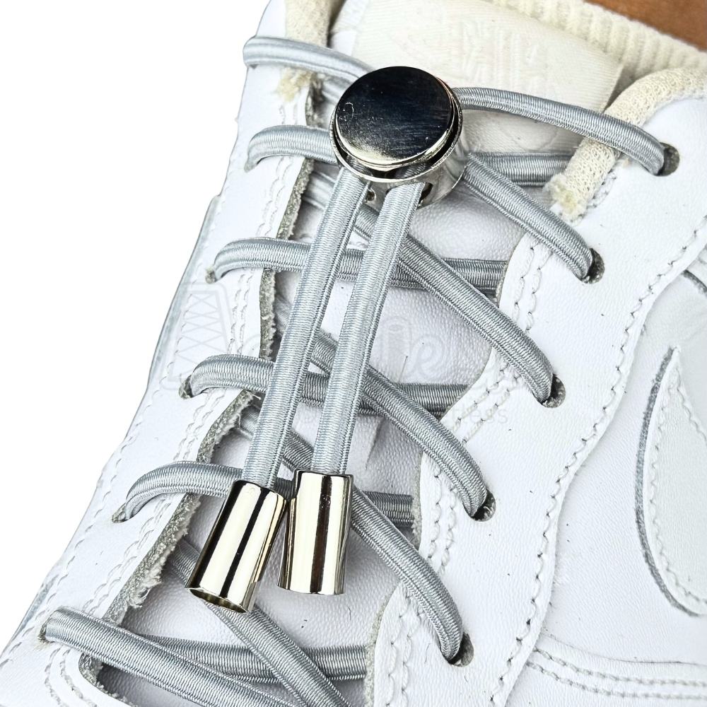 Elastische veters zonder strikken ovaal 4mm luxe lock grijs geregen in witte Nike Air Force 1