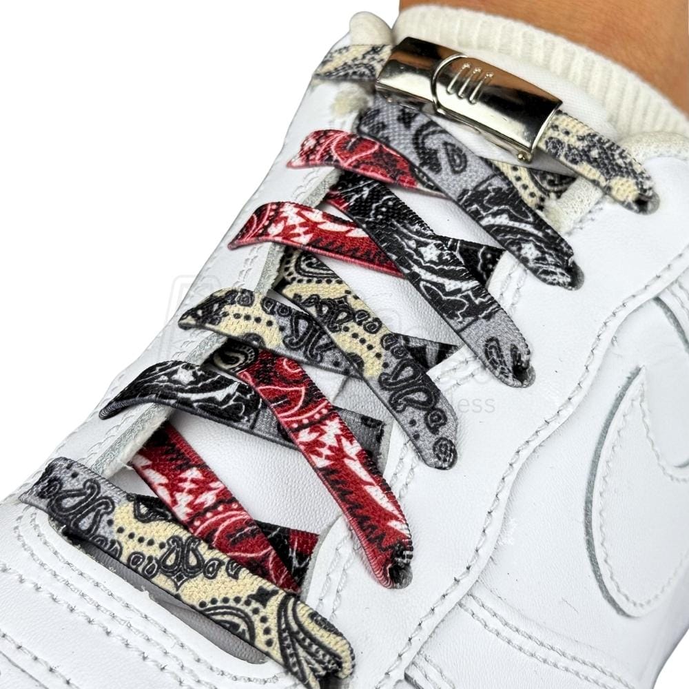 Elastische veters zonder strikken paisley 9mm magnetische sluiting grijs zwart rood geregen in witte Nike Air Force 1