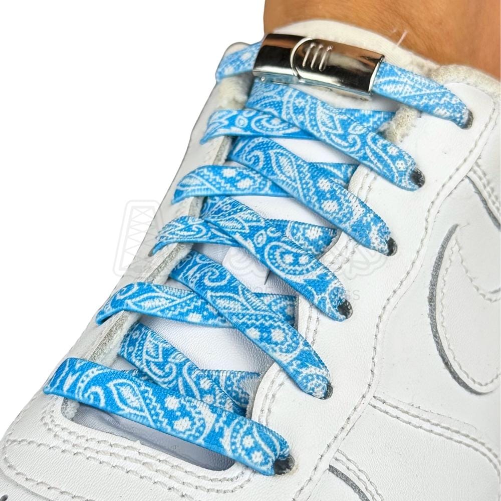 Elastische veters zonder strikken paisley 9mm magnetische sluiting oceaanblauw wit geregen in witte Nike Air Force 1