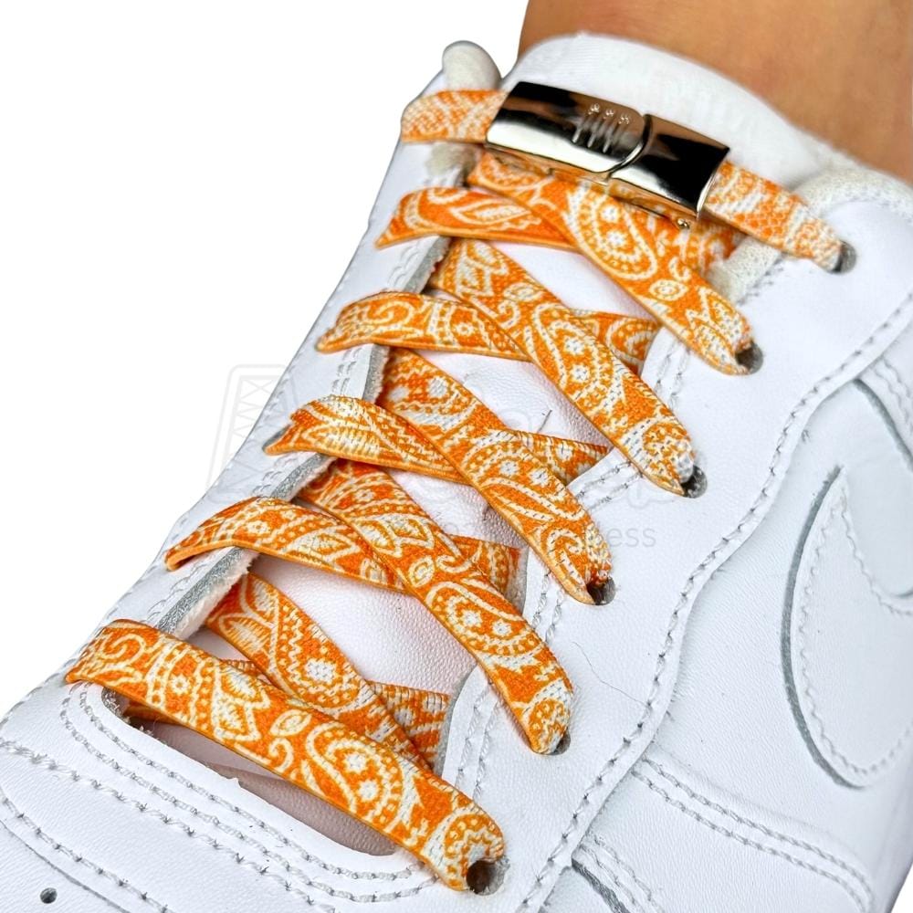 Elastische veters zonder strikken paisley 9mm magnetische sluiting oranje wit geregen in witte Nike Air Force 1