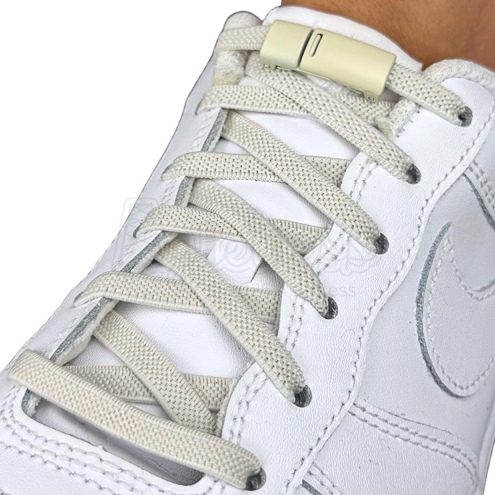 Elastische veters zonder strikken plat 6mm magnetische sluiting beige geregen in witte Nike Air Force 1