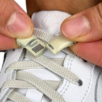 Elastische veters zonder strikken plat 6mm magnetische sluiting beige detailfoto van hoe de sluiting werkt