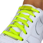 Elastische veters zonder strikken plat 6mm magnetische sluiting fluorescerend groen geregen in witte Nike Air Force 1