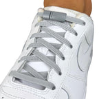 Elastische veters zonder strikken plat 6mm magnetische sluiting grijs geregen in witte Nike Air Force 1
