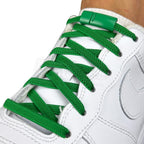 Elastische veters zonder strikken plat 6mm magnetische sluiting groen geregen in witte Nike Air Force 1