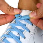 Elastische veters zonder strikken plat 6mm magnetische sluiting hemelsblauw detailfoto van hoe de sluiting werkt