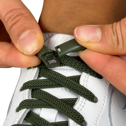 Elastische veters zonder strikken plat 6mm magnetische sluiting mosgroen detailfoto van hoe de sluiting werkt
