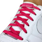 Elastische veters zonder strikken plat 6mm magnetische sluiting rozenrood geregen in witte Nike Air Force 1