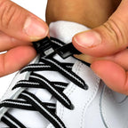 Elastische veters zonder strikken plat 6mm magnetische sluiting zwart wit detailfoto van hoe de sluiting werkt