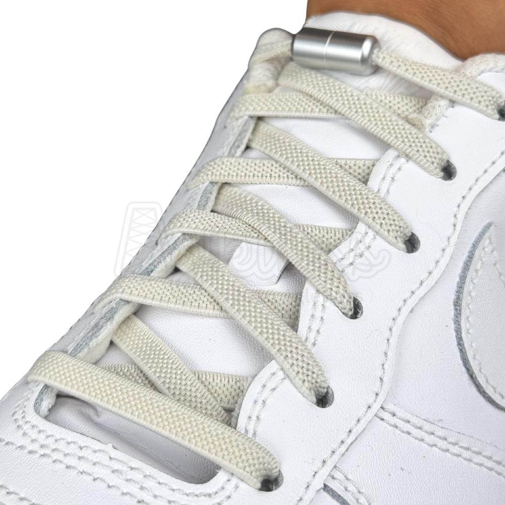 Elastische veters zonder strikken plat 6mm metalen draai capsule beige geregen in witte Nike Air Force 1