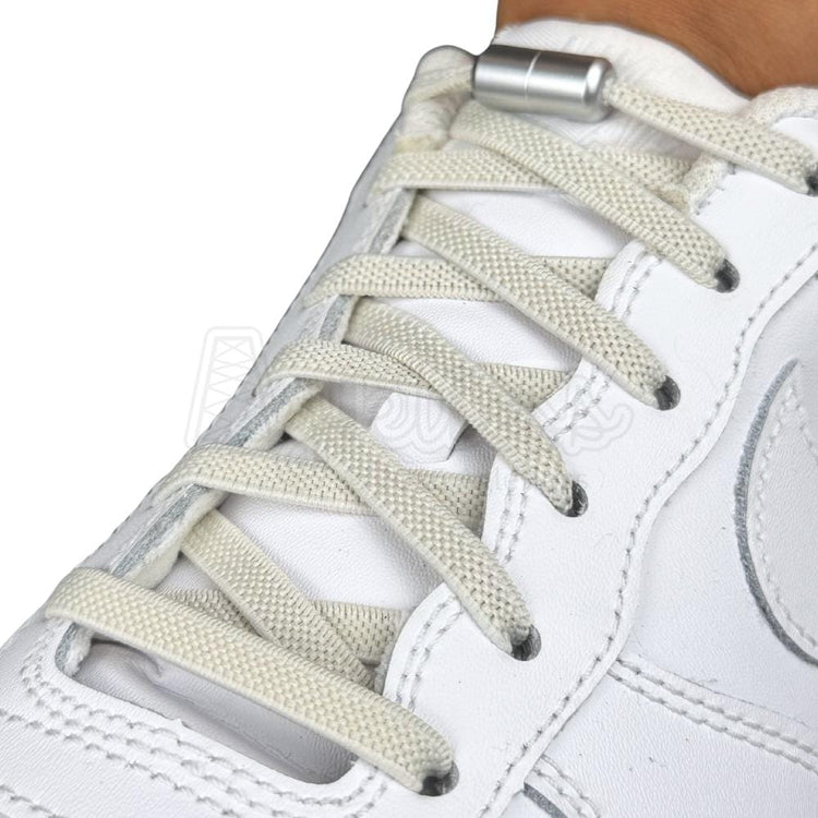 Elastische veters zonder strikken plat 6mm metalen draai capsule beige geregen in witte Nike Air Force 1