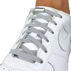Elastische veters zonder strikken plat 6mm metalen draai capsule grijs geregen in witte Nike Air Force 1