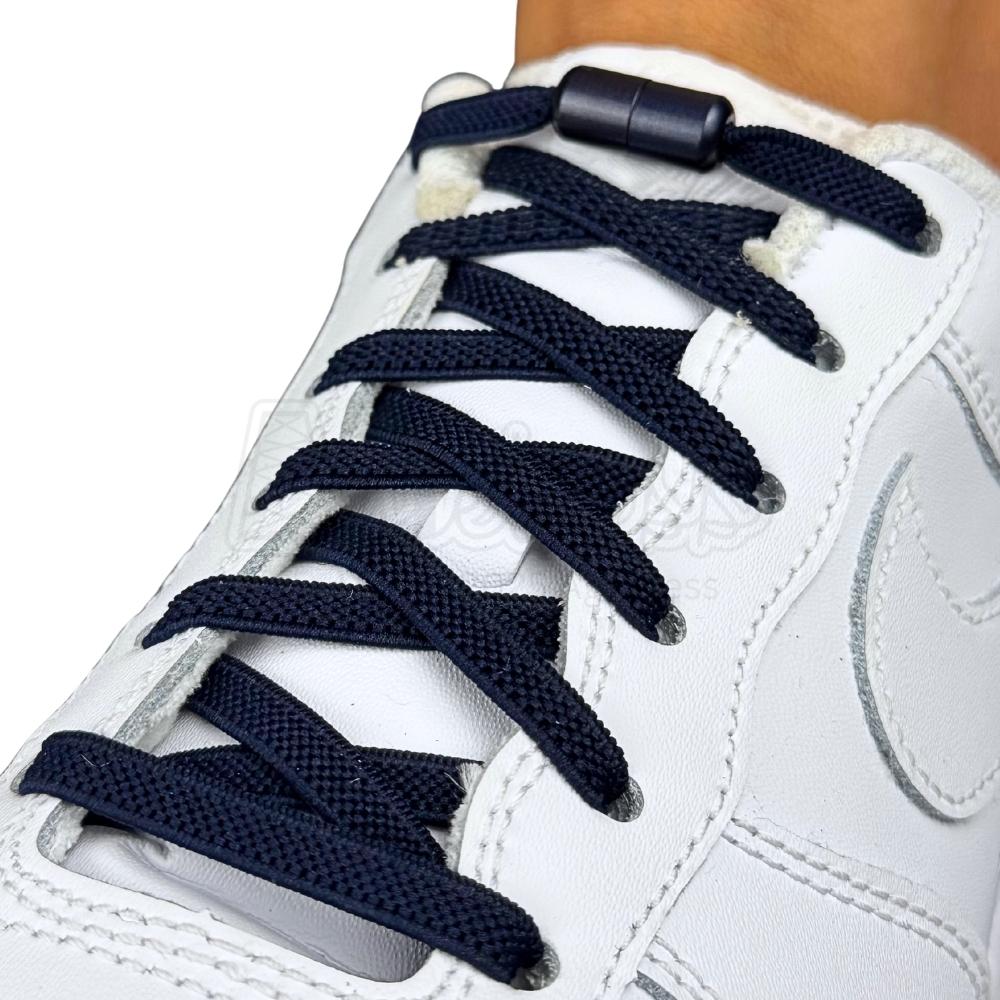 Elastische veters zonder strikken plat 6mm metalen draai capsule marineblauw geregen in witte Nike Air Force 1