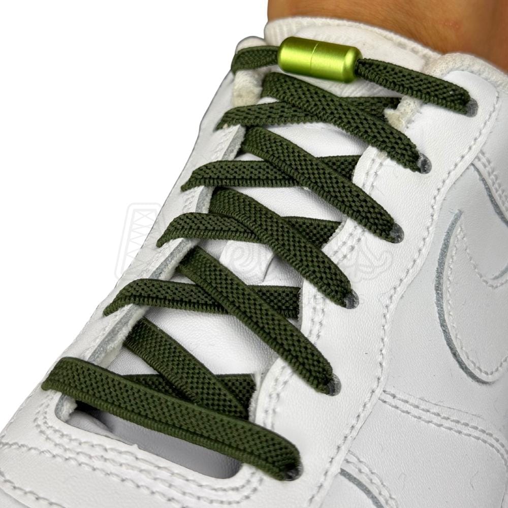 Elastische veters zonder strikken plat 6mm metalen draai capsule mosgroen geregen in witte Nike Air Force 1