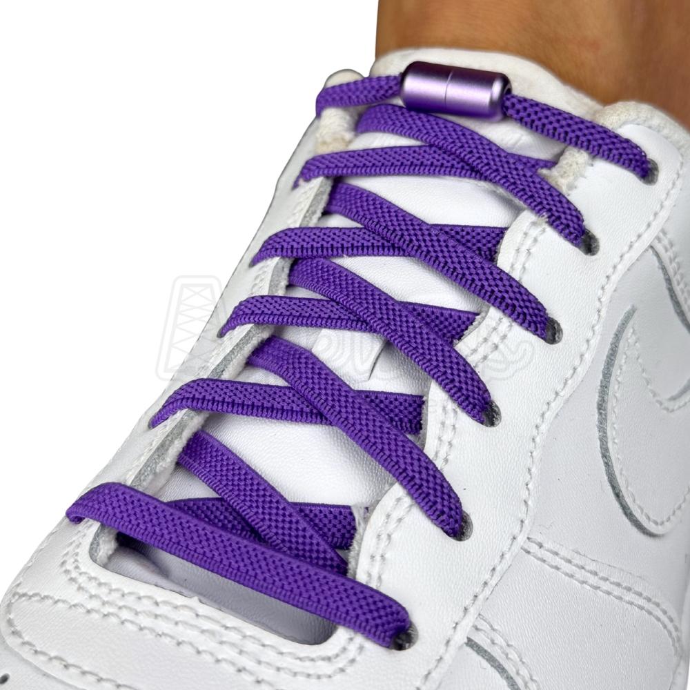 Elastische veters zonder strikken plat 6mm metalen draai capsule paars geregen in witte Nike Air Force 1