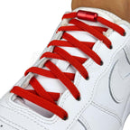 Elastische veters zonder strikken plat 6mm metalen draai capsule rood geregen in witte Nike Air Force 1