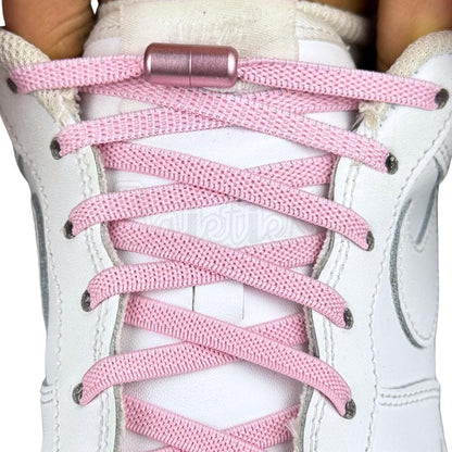 Elastische veters zonder strikken plat 6mm metalen draai capsule roze met stretch uitgerekt
