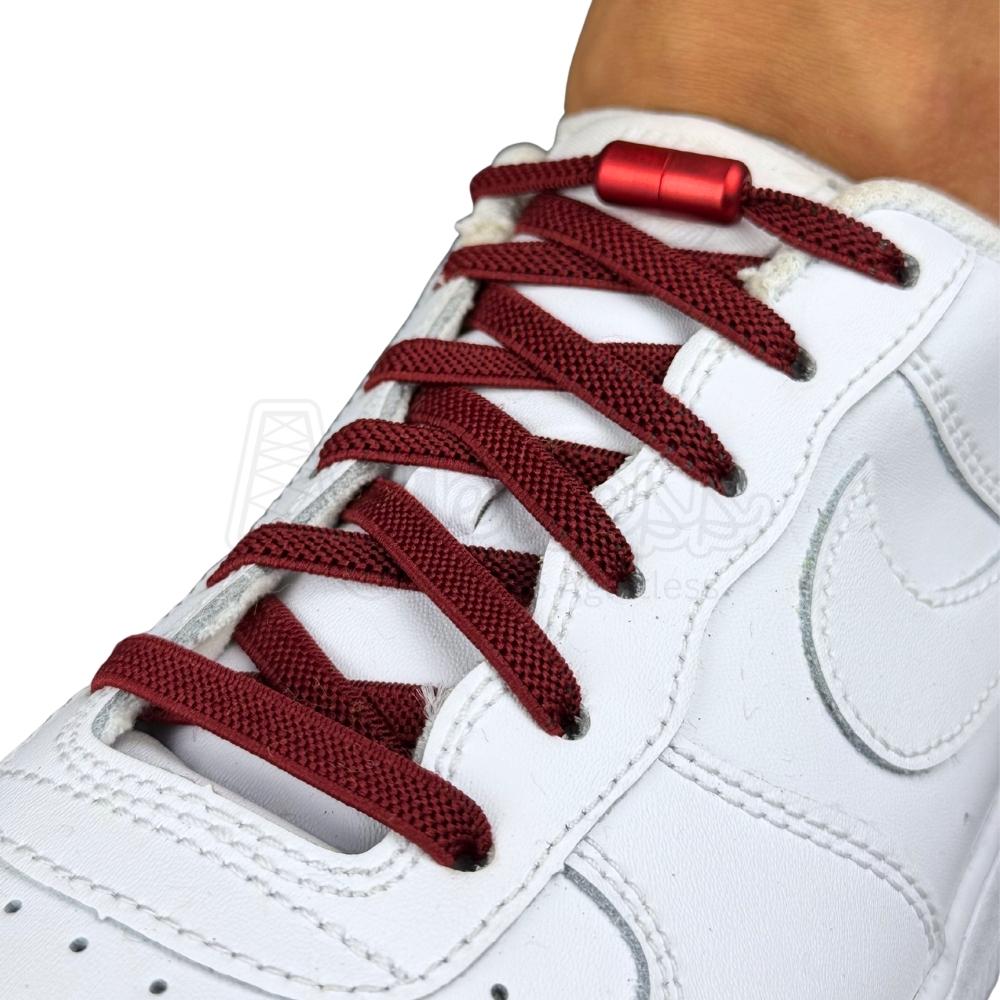 Elastische veters zonder strikken plat 6mm metalen draai capsule wijnrood geregen in witte Nike Air Force 1