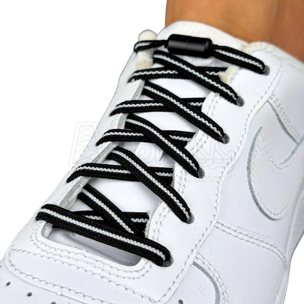 Elastische veters zonder strikken plat 6mm metalen draai capsule zwart wit geregen in witte Nike Air Force 1