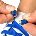 Elastische veters zonder strikken plat 7mm capsule sluiting blauw detailfoto van hoe de sluiting werkt