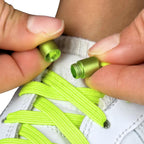 Elastische veters zonder strikken plat 7mm capsule sluiting fluorescerend groen detailfoto van hoe de sluiting werkt