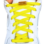 Elastische veters zonder strikken plat 7mm capsule sluiting geel met stretch uitgerekt