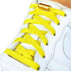 Elastische veters zonder strikken plat 7mm capsule sluiting geel geregen in witte Nike Air Force 1