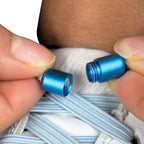 Elastische veters zonder strikken plat 7mm capsule sluiting lichtblauw detailfoto van hoe de sluiting werkt