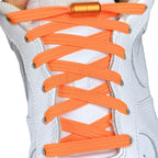 Elastische veters zonder strikken plat 7mm capsule sluiting oranje met stretch uitgerekt