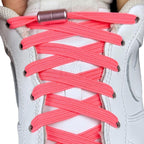 Elastische veters zonder strikken plat 7mm capsule sluiting oranjerood met stretch uitgerekt