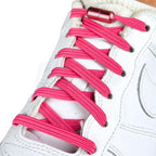 Elastische veters zonder strikken plat 7mm capsule sluiting rozenrood geregen in witte Nike Air Force 1