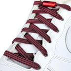 Elastische veters zonder strikken plat 7mm capsule sluiting wijnrood geregen in witte Nike Air Force 1