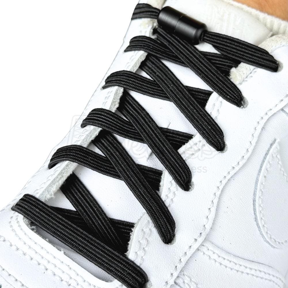 Elastische veters zonder strikken plat 7mm capsule sluiting zwart geregen in witte Nike Air Force 1