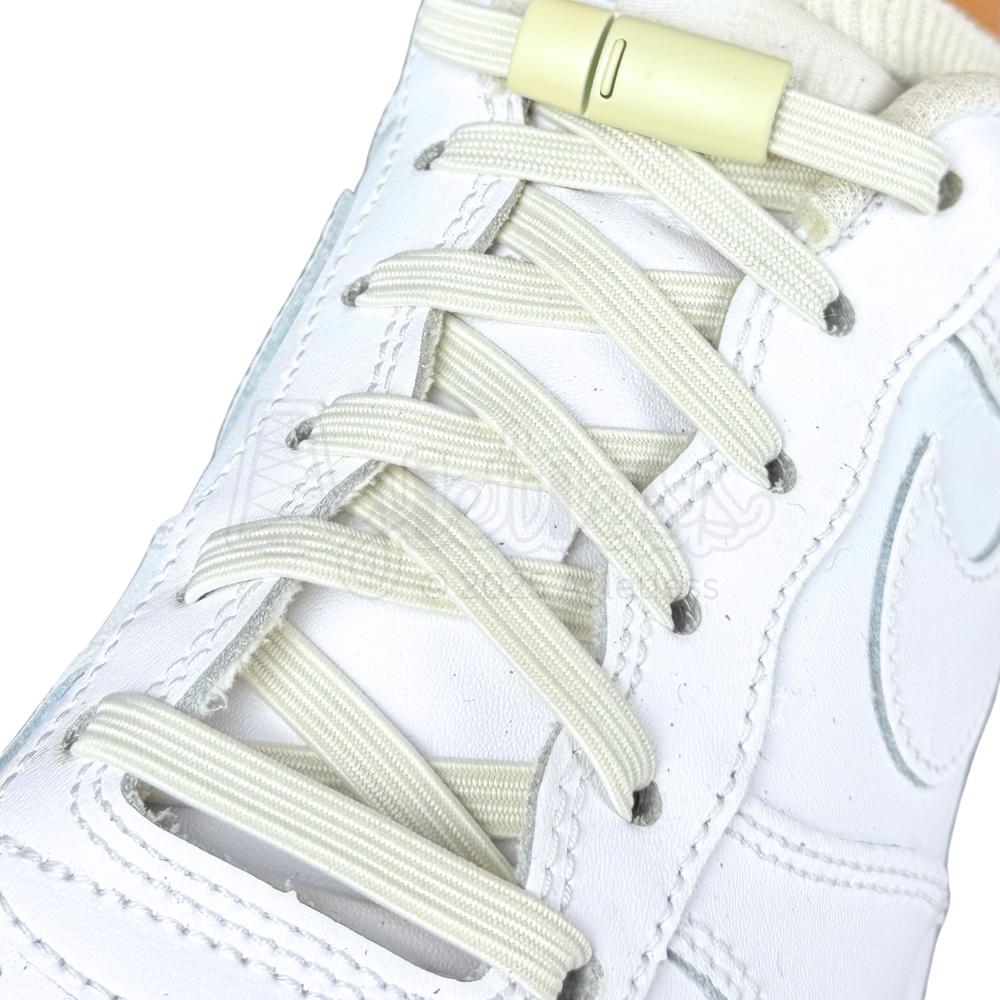 Elastische veters zonder strikken plat 7mm magnetische sluiting beige geregen in witte Nike Air Force 1
