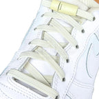 Elastische veters zonder strikken plat 7mm magnetische sluiting beige geregen in witte Nike Air Force 1