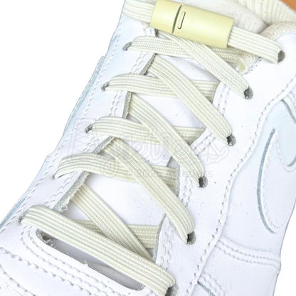Elastische veters zonder strikken plat 7mm magnetische sluiting beige geregen in witte Nike Air Force 1