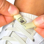 Elastische veters zonder strikken plat 7mm magnetische sluiting beige detailfoto van hoe de sluiting werkt