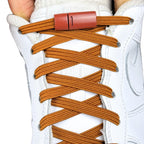 Elastische veters zonder strikken plat 7mm magnetische sluiting bruin met stretch uitgerekt