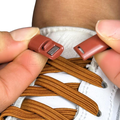 Elastische veters zonder strikken plat 7mm magnetische sluiting bruin detailfoto van hoe de sluiting werkt