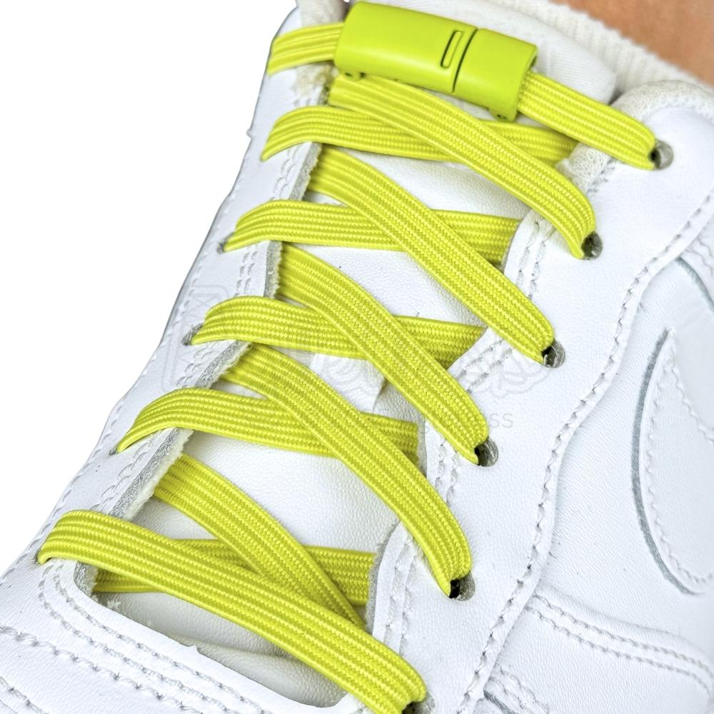 Elastische veters zonder strikken plat 7mm magnetische sluiting citroengeel geregen in witte Nike Air Force 1