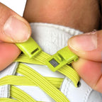 Elastische veters zonder strikken plat 7mm magnetische sluiting citroengeel detailfoto van hoe de sluiting werkt