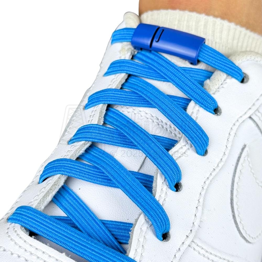 Elastische veters zonder strikken plat 7mm magnetische sluiting hemelsblauw geregen in witte Nike Air Force 1