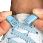 Elastische veters zonder strikken plat 7mm magnetische sluiting lichtblauw detailfoto van hoe de sluiting werkt