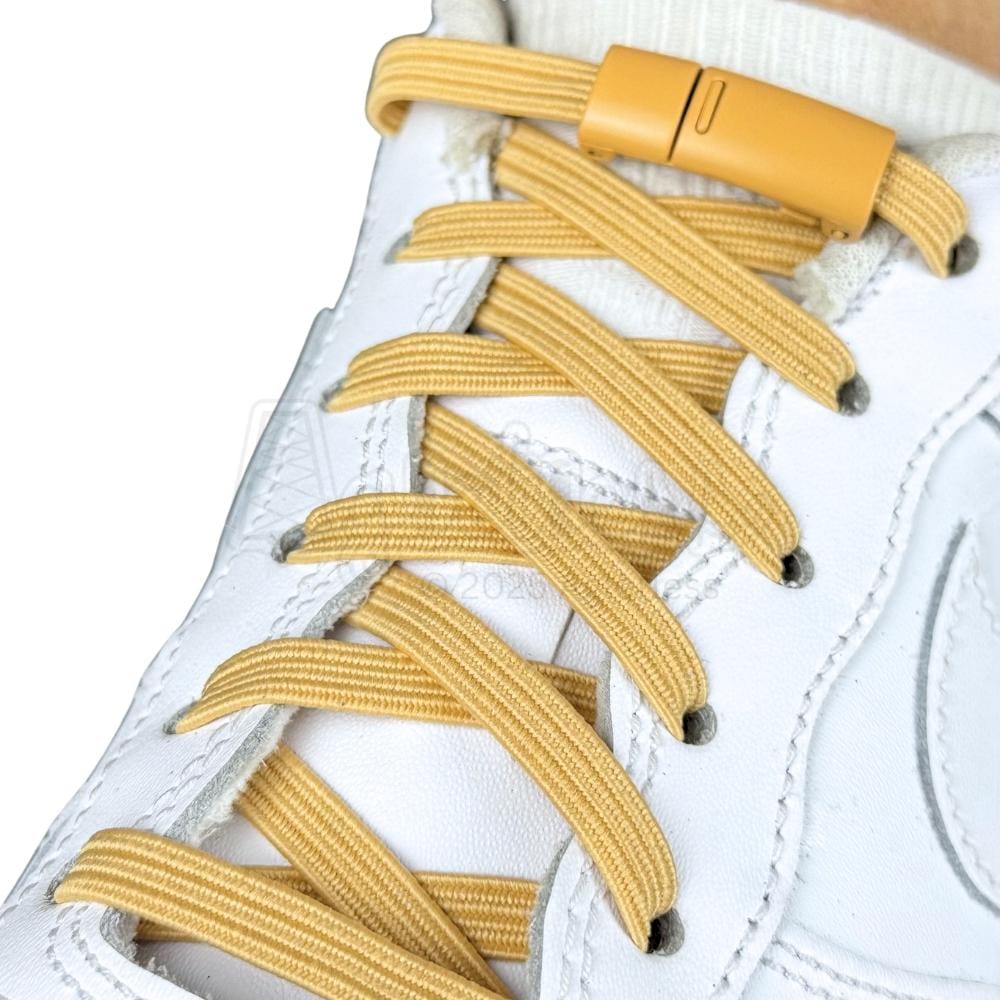 Elastische veters zonder strikken plat 7mm magnetische sluiting lichtbruin geregen in witte Nike Air Force 1